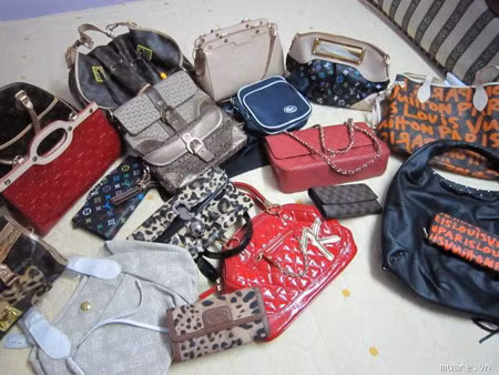 Không ít bạn trẻ bị lừa tiền triệu vì hàng fake. Ảnh minh họa.