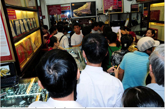 Người dân đổ xô đi mua bán vàng trong lúc giá vàng lập "đỉnh". Người dân đổ xô đi mua bán vàng trong lúc giá vàng lập "đỉnh".