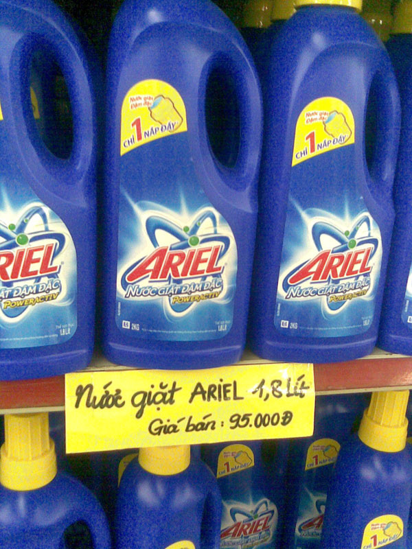 Giá nước giặt Ariel niêm yết tại Fivimart lên đến 95.000 đồng/chai 2 lít trong khi giá in trên sản phẩm là 89.000 đồng. Giá nước giặt Ariel niêm yết tại Fivimart lên đến 95.000 đồng/chai 2 lít trong khi giá in trên sản phẩm là 89.000 đồng.