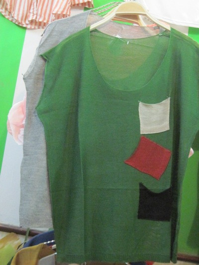 Áo màu xanh rêu cùng họa tiết sắc màu, nghịch ngợm được dự đoán sẽ lên ngôi năm nay.