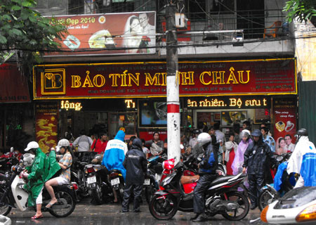 Bất chấp trời mưa rất to nhưng ngay từ sáng sớm ngày 11/8 (giá vàng bất ngờ vọt mốc 46 triệu đồng/lượng), người dân đổ xô lên khu phố Trần Nhân Tông để chờ mua, bán vàng. Ảnh: Cao Nguyên. Bất chấp trời mưa rất to nhưng ngay từ sáng sớm ngày 11/8 (giá vàng bất ngờ vọt mốc 46 triệu đồng/lượng), người dân đổ xô lên khu phố Trần Nhân Tông để chờ mua, bán vàng. Ảnh: Cao Nguyên.