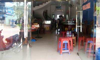 Ngoài cửa cuốn, mặt tiền của ngôi nhà còn có cửa kính thủy lực. Ngoài cửa cuốn, mặt tiền của ngôi nhà còn có cửa kính thủy lực.