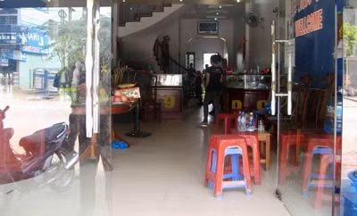 Ngoài cửa cuốn, mặt tiền của ngôi nhà còn có cửa kính thủy lực.