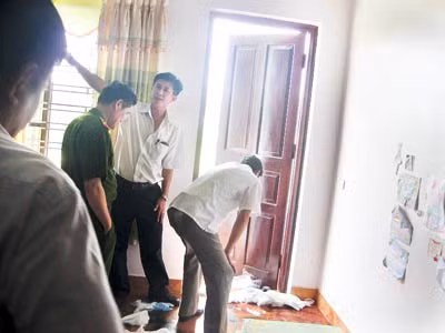 Cơ quan Công an đang xem xét lại phòng ngủ của vợ chồng anh Ngọc và 2 cháu.