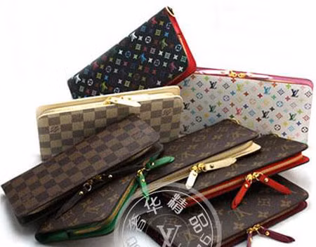 "Cuồng" hàng hiệu khiến teen càng dễ bị sập bẫy.