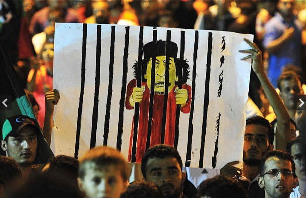 Những bức áp phích chống ông Gaddafi Những bức áp phích chống ông Gaddafi