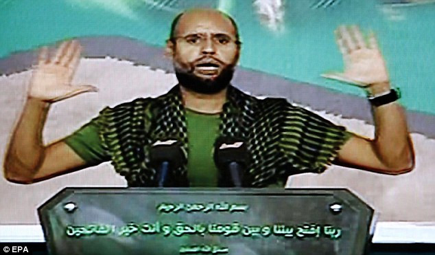 Saif al-Islam, con trai Đại tá Gaddafi, trong bài phát biểu phát sóng trên đài truyền hình Libya hôm 21/8. Saif al-Islam, con trai Đại tá Gaddafi, trong bài phát biểu phát sóng trên đài truyền hình Libya hôm 21/8.