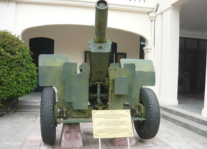 Pháo mặt đất 105 mm do Mỹ chế tạo và cung cấp cho Pháp, quân đội ta thu được trong chiến dịch Tây Bắc (ngày 18/10/1952). Pháo mặt đất 105 mm do Mỹ chế tạo và cung cấp cho Pháp, quân đội ta thu được trong chiến dịch Tây Bắc (ngày 18/10/1952).