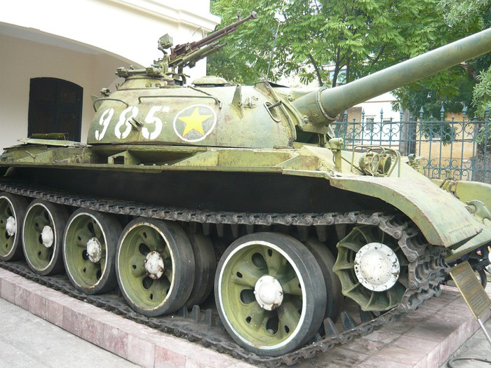 Xe tăng T-54B, số hiệu 985 của Đại đội 4, Tiểu đoàn 2 thuộc Lữ đoàn tăng thiết giáp 273 anh hùng, đã từng tham gia đánh chiếm vào sở chỉ huy của sư đoàn 23 Ngụy ở Buôn Ma Thuật trong chiến dịch Tây Nguyên (3/1975); Trận đánh ở Ngã tư Bảy Hiền - Sài Gòn trong chiến dịch Hồ Chí Minh (4/1975); Tà Sanh - Campuchia (1979) Xe tăng T-54B, số hiệu 985 của Đại đội 4, Tiểu đoàn 2 thuộc Lữ đoàn tăng thiết giáp 273 anh hùng, đã từng tham gia đánh chiếm vào sở chỉ huy của sư đoàn 23 Ngụy ở Buôn Ma Thuật trong chiến dịch Tây Nguyên (3/1975); Trận đánh ở Ngã tư Bảy Hiền - Sài Gòn trong chiến dịch Hồ Chí Minh (4/1975); Tà Sanh - Campuchia (1979)