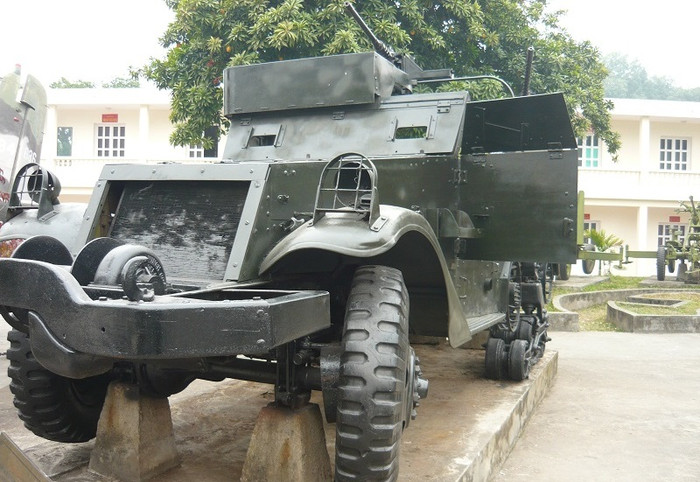 Xe Háp Tơ Rắc, chiến lợi phẩm của quân đội ta trong trận đánh tiêu diệt Binh đoàn cơ động số 100 của Pháp tại Đắk Pơ, Tiểu khu An Khê, Tây Nguyên (24/6/1954) Xe Háp Tơ Rắc, chiến lợi phẩm của quân đội ta trong trận đánh tiêu diệt Binh đoàn cơ động số 100 của Pháp tại Đắk Pơ, Tiểu khu An Khê, Tây Nguyên (24/6/1954)