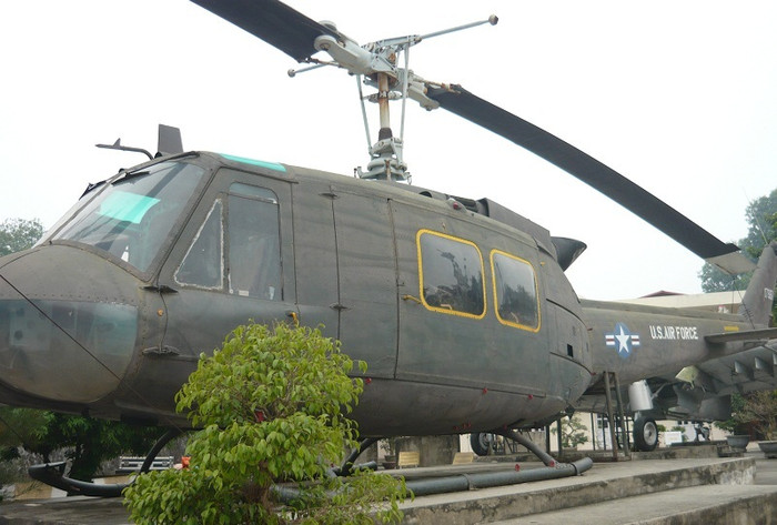 Máy bay trực thăng UH-1H (IROQUOIS) của Mỹ, ta thu được trong trận tiến công vào sở chỉ huy Sư đoàn 3- Không quân Ngụy và Sân bay Biên Hòa (30/4/1975) Máy bay trực thăng UH-1H (IROQUOIS) của Mỹ, ta thu được trong trận tiến công vào sở chỉ huy Sư đoàn 3- Không quân Ngụy và Sân bay Biên Hòa (30/4/1975)