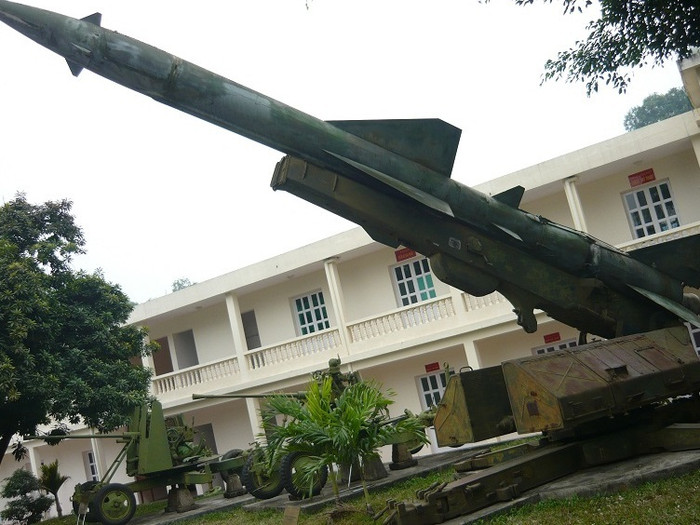 Bệ phóng tên lửa của Tiểu đoàn tên lửa 77, đã hạ được 3 máy bay B-52 của Mỹ ngay trên bầu trời Hà Nội vào đêm 20/12/1972. Bệ phóng tên lửa của Tiểu đoàn tên lửa 77, đã hạ được 3 máy bay B-52 của Mỹ ngay trên bầu trời Hà Nội vào đêm 20/12/1972.