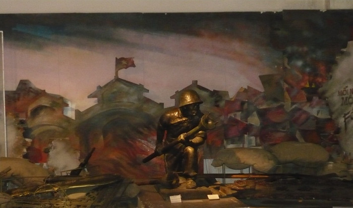 Quả bom Ba Càng trên tay chiến sỹ cảm tử quân trong lực lượng Tự vệ Hà Nội chiến đấu với xe tăng địch ở Cửa Nam (21/12/1946) Quả bom Ba Càng trên tay chiến sỹ cảm tử quân trong lực lượng Tự vệ Hà Nội chiến đấu với xe tăng địch ở Cửa Nam (21/12/1946)