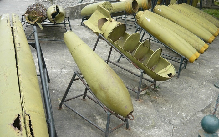 Ở đây có các loại như Bom CBU-55 (bom chùm, bom bi), Bom chờ nổ từ trường, Bom xuyên MK118. Ở đây có các loại như Bom CBU-55 (bom chùm, bom bi), Bom chờ nổ từ trường, Bom xuyên MK118.