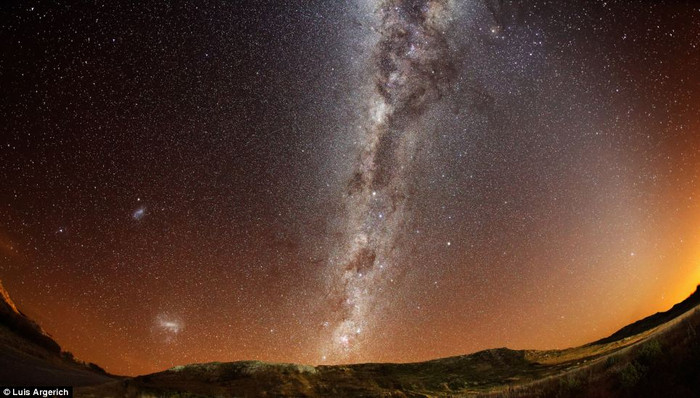 Nguồn sáng, bức ảnh của nhiếp ảnh gia Luis Argerich. Nguồn sáng, bức ảnh của nhiếp ảnh gia Luis Argerich.