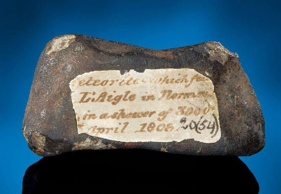 Thiên thạch L’Aigle rơi xuống khu vực Normandy, Pháp thuyết phục các nhà khoa học Pháp chấp nhận sự thật nguồn gốc của thiên thạch từ bên ngoài Trái Đất.