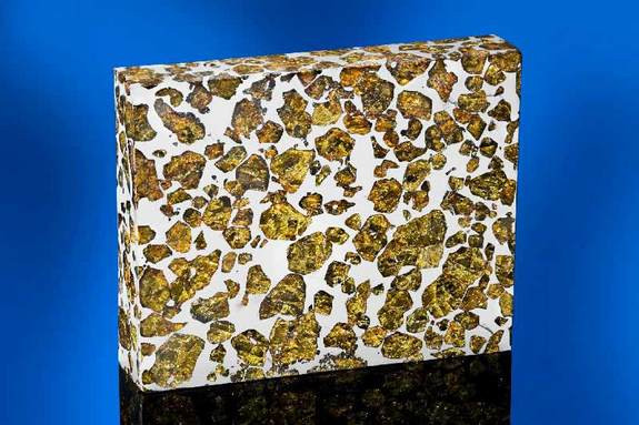 Thiên thạch này được tìm thấy ở sa mạc Gobi tại Trung Quốc. Thiên thạch Pallassite có cấu tạo một nửa là sắt nickel, một nửa là olivin.