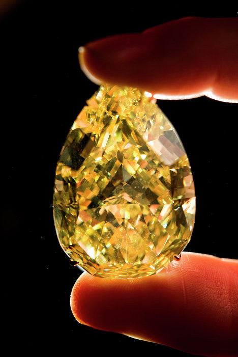 Viên kim cương Sun-Drop được tìm thấy ở Nam Phi nặng 110,3 carat. Nó được bán với giá 12,3 triệu USD tại một cuộc đấu giá ở Geneva năm 2011 Viên kim cương Sun-Drop được tìm thấy ở Nam Phi nặng 110,3 carat. Nó được bán với giá 12,3 triệu USD tại một cuộc đấu giá ở Geneva năm 2011
