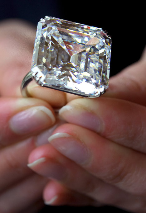 Chiếc nhẫn kim cương 52,82 carat được bán tại Geneva năm 2010. Chiếc nhẫn kim cương 52,82 carat được bán tại Geneva năm 2010.
