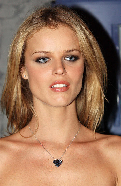 Viên kim cương màu xanh được mệnh danh là: “Trái tim của sự bất diệt” (Heart of Eternity) nặng 27 carat, có giá 16 triệu USD Viên kim cương màu xanh được mệnh danh là: “Trái tim của sự bất diệt” (Heart of Eternity) nặng 27 carat, có giá 16 triệu USD