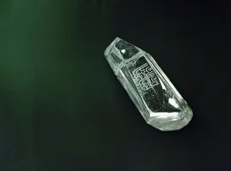 Viên kim cương Shah được tìm thấy ở Ấn Độ, nặng 88,7 carat. Đây là một trong những kho báu lớn nhất của các vị vua Ba Tư, là quà tặng cho Nga Hoàng Nicholas I dưới thời cai trị Ba Tư.