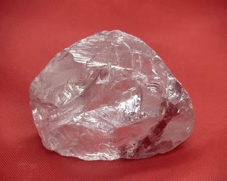 Kim cương Alrosa, viên kim cương lớn nhất được tìm thấy ở Yakutia, Nga: 158,2 carat với kích thước 35x22x22 mm.