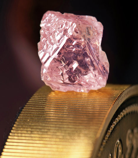 Viên kim cương hồng Williamson Pink được tìm thấy ở Tanzania năm 1947, nặng gần 24 carat, nó là món quà cưới cho Nữ Hoàng Elizabeth II. Viên kim cương hồng Williamson Pink được tìm thấy ở Tanzania năm 1947, nặng gần 24 carat, nó là món quà cưới cho Nữ Hoàng Elizabeth II.