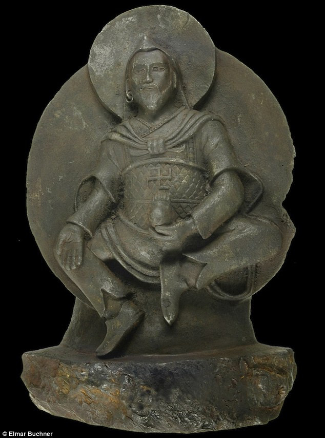 Bức tượng Phật 1000 năm tuổi được tìm thấy bởi đoàn thám hiểm của Đức Quốc xã vào năm 1938 được làm từ thiên thạch Bức tượng Phật 1000 năm tuổi được tìm thấy bởi đoàn thám hiểm của Đức Quốc xã vào năm 1938 được làm từ thiên thạch