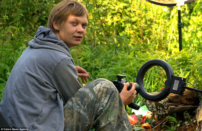 Nhiếp ảnh gia Irina Kozorog với một máy ảnh DSLR và một chiếc đèn Flash