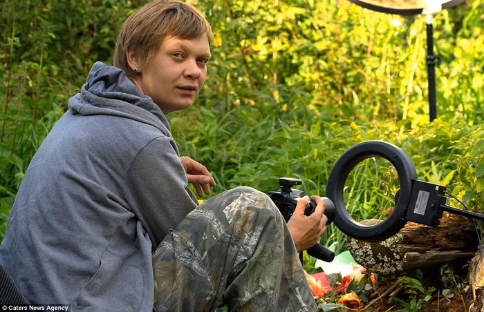 Nhiếp ảnh gia Irina Kozorog với một máy ảnh DSLR và một chiếc đèn Flash