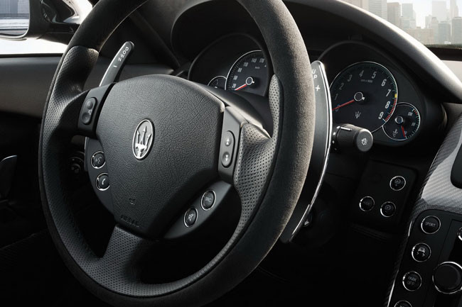 Tuy nhiên, nếu nhìn vào hóa đơn mua sắm của Bộ Quốc Phòng Italia, người ta như chưa bao giờ trông thấy dấu hiệu của cơn gió khủng hoảng nào thoảng qua. Vừa qua, bộ này đã xác định nhập 19 chiếc Maserati Quattroporte limousine thuộc loại sang trọng nhất để phục vụ các quan chức. Tuy nhiên, nếu nhìn vào hóa đơn mua sắm của Bộ Quốc Phòng Italia, người ta như chưa bao giờ trông thấy dấu hiệu của cơn gió khủng hoảng nào thoảng qua. Vừa qua, bộ này đã xác định nhập 19 chiếc Maserati Quattroporte limousine thuộc loại sang trọng nhất để phục vụ các quan chức.