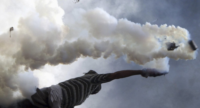 Giao tranh giữa người biểu tình và lực lượng vũ trang. Giao tranh giữa người biểu tình và lực lượng vũ trang.