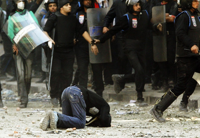 Giao tranh giữa người biểu tình và lực lượng vũ trang. Giao tranh giữa người biểu tình và lực lượng vũ trang.