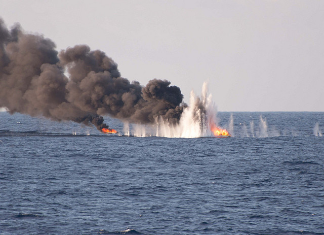 Phương tiện tình nghi của cướp biển bị bắn chìm Phương tiện tình nghi của cướp biển bị bắn chìm