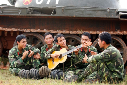 Phút nghỉ ngơi của lính xe tăng sau giờ huấn luyện Phút nghỉ ngơi của lính xe tăng sau giờ huấn luyện