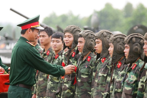 Thượng tá Nguyễn Tiến Ninh, Chủ nhiệm Chính trị nhà trường tặng hoa bắn giỏi cho các học viên lớp pháo 73 trên xe BMP-1 ngay trên thao trường Thượng tá Nguyễn Tiến Ninh, Chủ nhiệm Chính trị nhà trường tặng hoa bắn giỏi cho các học viên lớp pháo 73 trên xe BMP-1 ngay trên thao trường