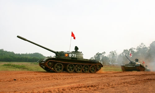 Một ngày trên bãi tập của người lính xe tăng kết thúc khi sương chiều đã bắt đầu giăng mờ. Mệt nhoài sau ngày tập với cường độ cao nhưng trên môi ai cũng đều nở nụ cười vì một ngày huấn luyện đạt kết quả cao. (ảnh: Xe tăng chở học viên lớp 38 N54. 1 thuộc Đại đội 6, Tiểu đoàn 2 trên đường cơ động ra bãi tập) Một ngày trên bãi tập của người lính xe tăng kết thúc khi sương chiều đã bắt đầu giăng mờ. Mệt nhoài sau ngày tập với cường độ cao nhưng trên môi ai cũng đều nở nụ cười vì một ngày huấn luyện đạt kết quả cao. (ảnh: Xe tăng chở học viên lớp 38 N54. 1 thuộc Đại đội 6, Tiểu đoàn 2 trên đường cơ động ra bãi tập)