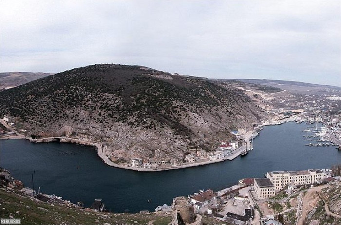 Toàn cảnh Vịnh Balaklava Bay trên bờ Biển Đen. Bên dưới dải núi này này một căn cứ tàu ngầm tuyệt mật do Hải quân Nga xây dựng và sử dụng.