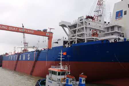 Tàu 104.000 tấn được hạ thủy an toàn. Ảnh: Thanh Long - TTXVN