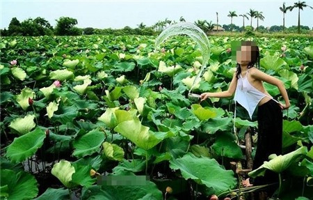 Sự tự nhiên thái quá cùng cách ăn mặc táo bạo khiến những thiếu nữ trở nên thô lỗ trước mặt người khác