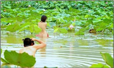 &quot;Hòa mình vào thiên nhiên&quot; của thiếu nữ khiến người khác sợ hãi