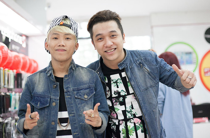 Hai tác giả của phế phẩm Phiếu bé ngoan cũng có một sở thích vô cùng kỳ lạ là luôn...vi phạm Luật giao thông và từng gây lùm xùm vào năm ngoái khi hát tục trên sân khấu ở Hải Phòng. Hai tác giả của phế phẩm Phiếu bé ngoan cũng có một sở thích vô cùng kỳ lạ là luôn...vi phạm Luật giao thông và từng gây lùm xùm vào năm ngoái khi hát tục trên sân khấu ở Hải Phòng.