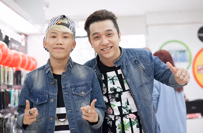 Hai tác giả của phế phẩm Phiếu bé ngoan cũng có một sở thích vô cùng kỳ lạ là luôn...vi phạm Luật giao thông và từng gây lùm xùm vào năm ngoái khi hát tục trên sân khấu ở Hải Phòng.