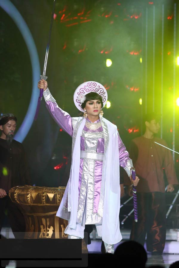 Hoài Lâm khiến khán phòng xúc động với đoạn trích trong vở cải lương Tiếng trống Mê Linh Hoài Lâm khiến khán phòng xúc động với đoạn trích trong vở cải lương Tiếng trống Mê Linh