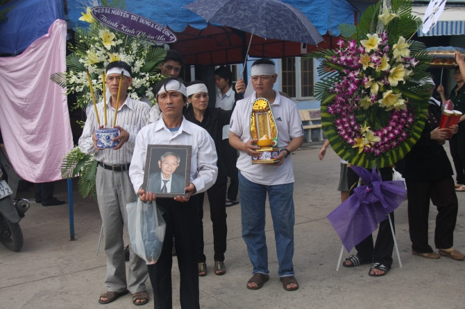 Chưa đến 20 người đến đưa tiễn NS Thanh Bình về nơi an nghỉ cuối cùng. Ảnh: Đời sống và Pháp luật Chưa đến 20 người đến đưa tiễn NS Thanh Bình về nơi an nghỉ cuối cùng. Ảnh: Đời sống và Pháp luật