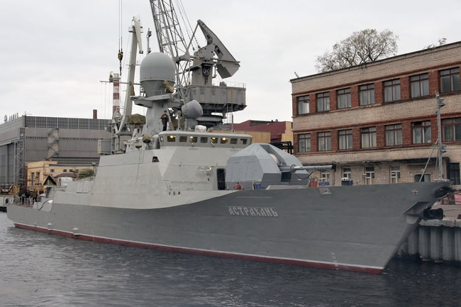 Pháo hạm thế hệ mới Astrakhan hiện đang được trong quá trình lắp đặt các trang thiết bị (2012) Pháo hạm thế hệ mới Astrakhan hiện đang được trong quá trình lắp đặt các trang thiết bị (2012)