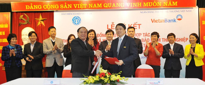 Phó Tổng Giám đốc BHXHVN Nguyễn Đình Khương và Phó Tổng Giám đốc VietinBank Nguyễn Văn Du ký kết hợp đồng hợp tác. Phó Tổng Giám đốc BHXHVN Nguyễn Đình Khương và Phó Tổng Giám đốc VietinBank Nguyễn Văn Du ký kết hợp đồng hợp tác.
