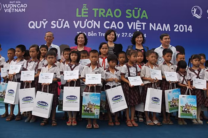Đại diện Quỹ sữa Vươn Cao Việt Nam trao tặng sữa trực tiếp cho trẻ em nghèo huyện Ba Tri, Bến Tre