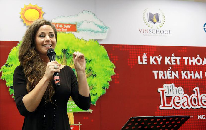 Bà Ella Bjornsdottir, Giám đốc điều hành Tập đoàn Franklin Covey vùng Trung Đông và Châu Á và bà Lê Mai Lan – Chủ tịch Hệ thống giáo dục Vinschool và ký kết thỏa thuận hợp tác triển khai chương trình “The Leader in Me” tại Vinschool sáng 6/12