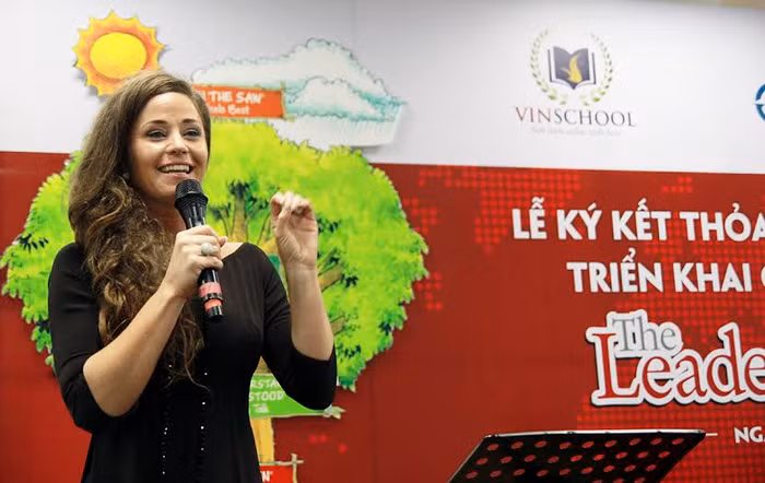 Bà Ella Bjornsdottir, Giám đốc điều hành Tập đoàn Franklin Covey vùng Trung Đông và Châu Á và bà Lê Mai Lan – Chủ tịch Hệ thống giáo dục Vinschool và ký kết thỏa thuận hợp tác triển khai chương trình “The Leader in Me” tại Vinschool sáng 6/12